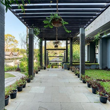 The Mountain Courtyard Thekkady Hotel Exterior photo