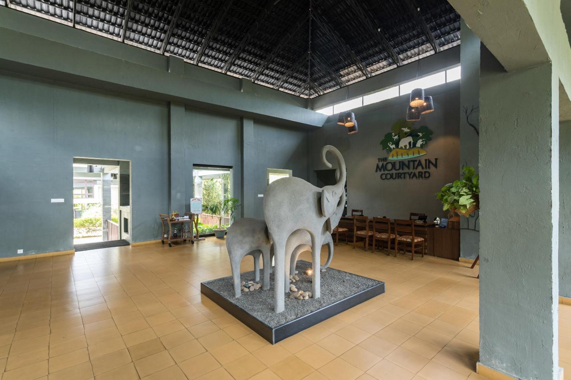 The Mountain Courtyard Thekkady Hotel Exterior photo