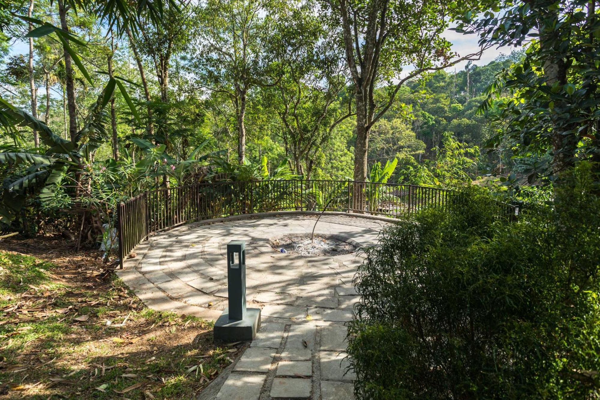 The Mountain Courtyard Thekkady Hotel Exterior photo