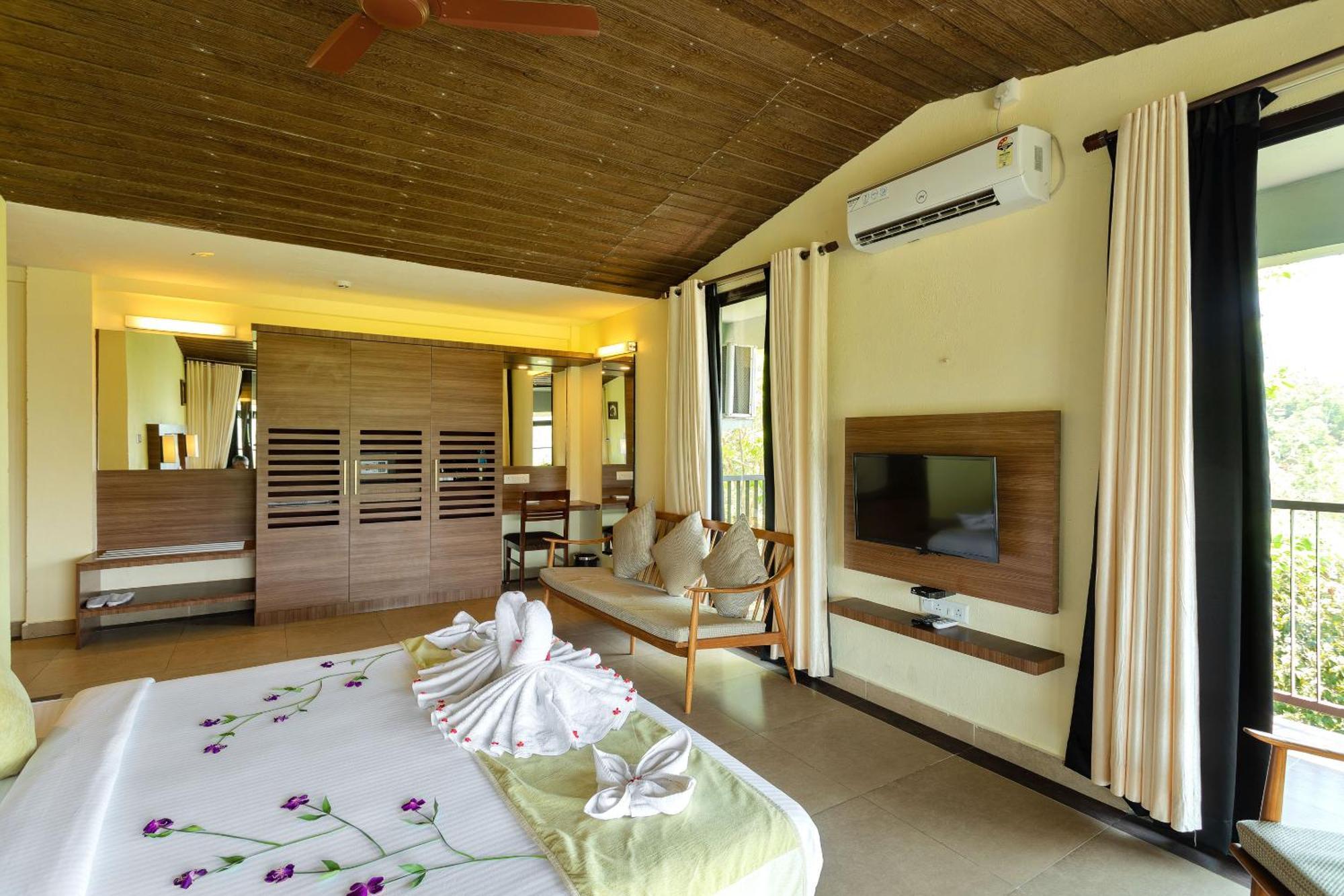 The Mountain Courtyard Thekkady Hotel Exterior photo
