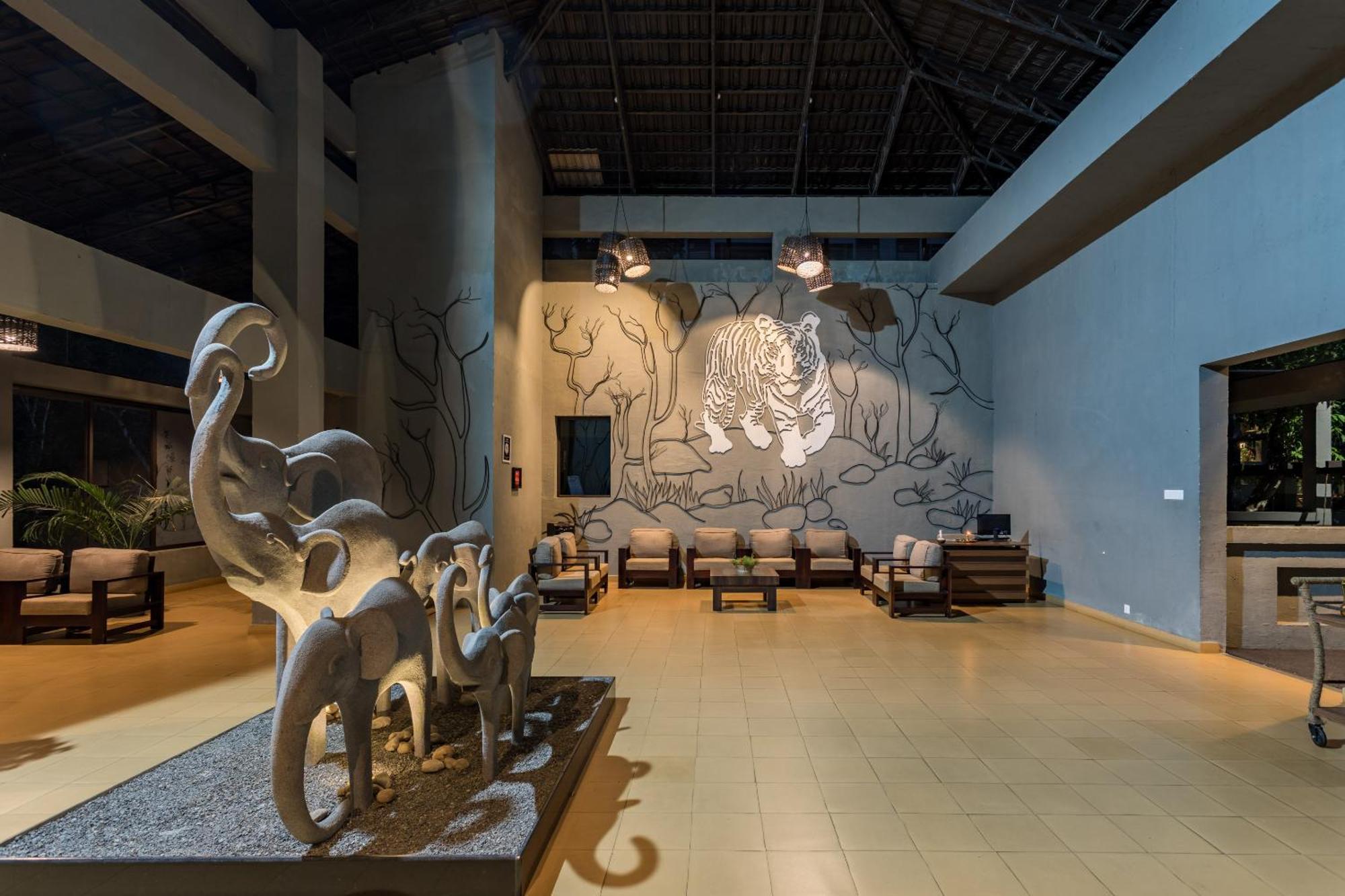 The Mountain Courtyard Thekkady Hotel Exterior photo