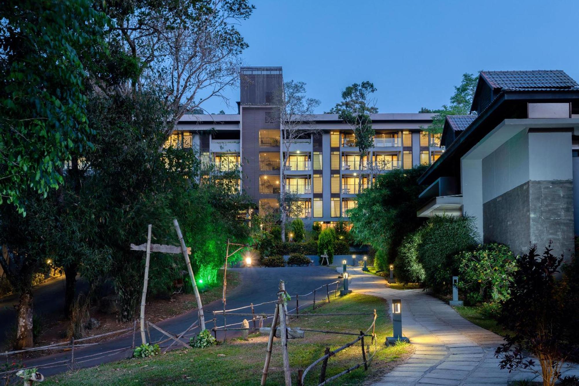 The Mountain Courtyard Thekkady Hotel Exterior photo