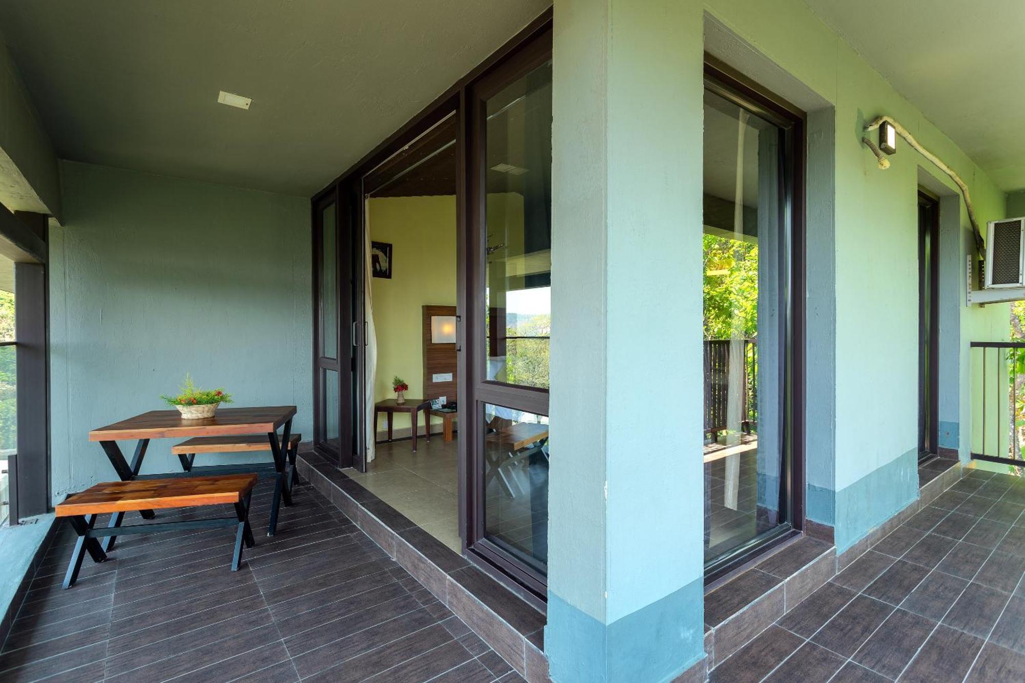 The Mountain Courtyard Thekkady Hotel Exterior photo