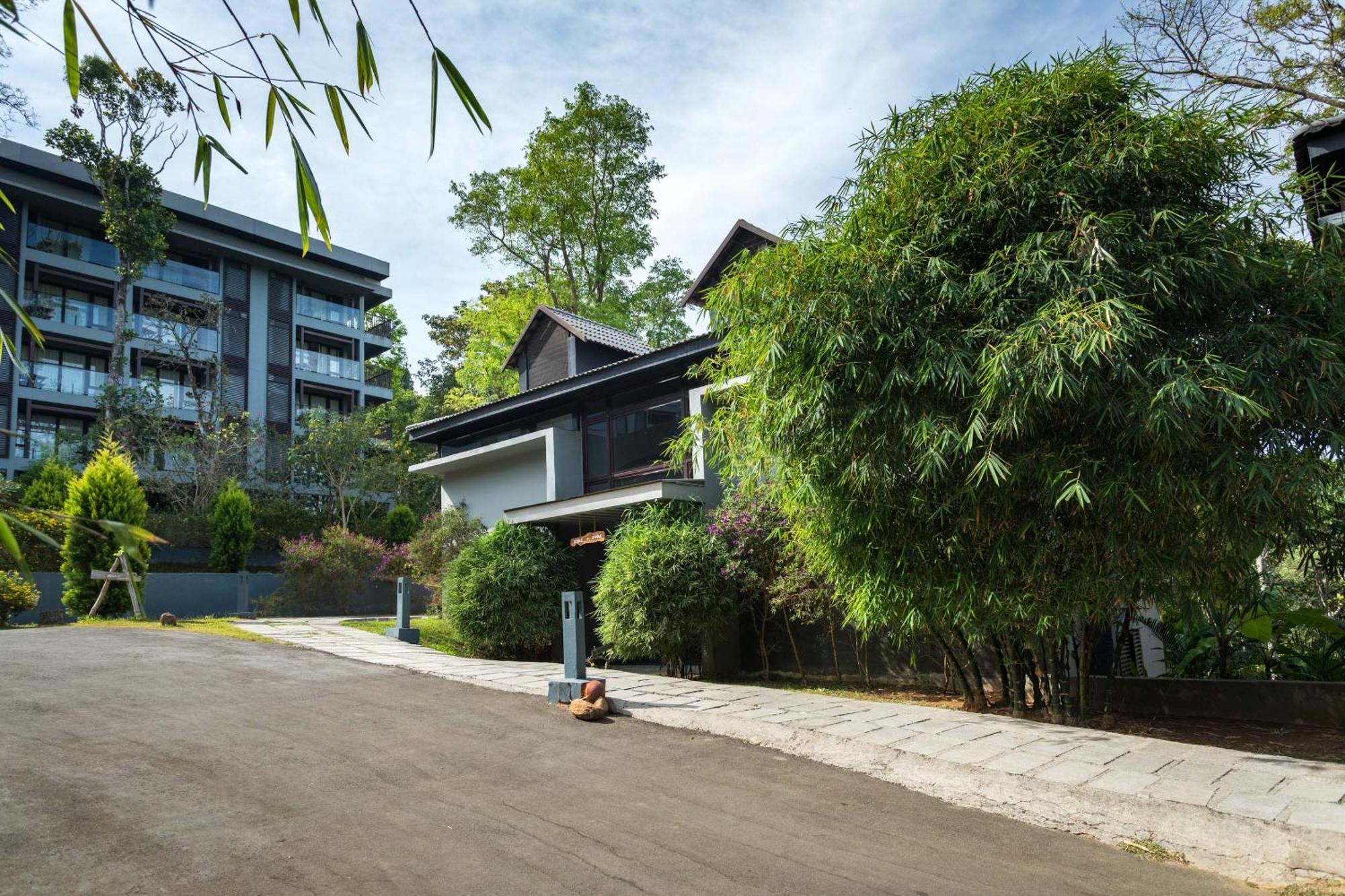 The Mountain Courtyard Thekkady Hotel Exterior photo
