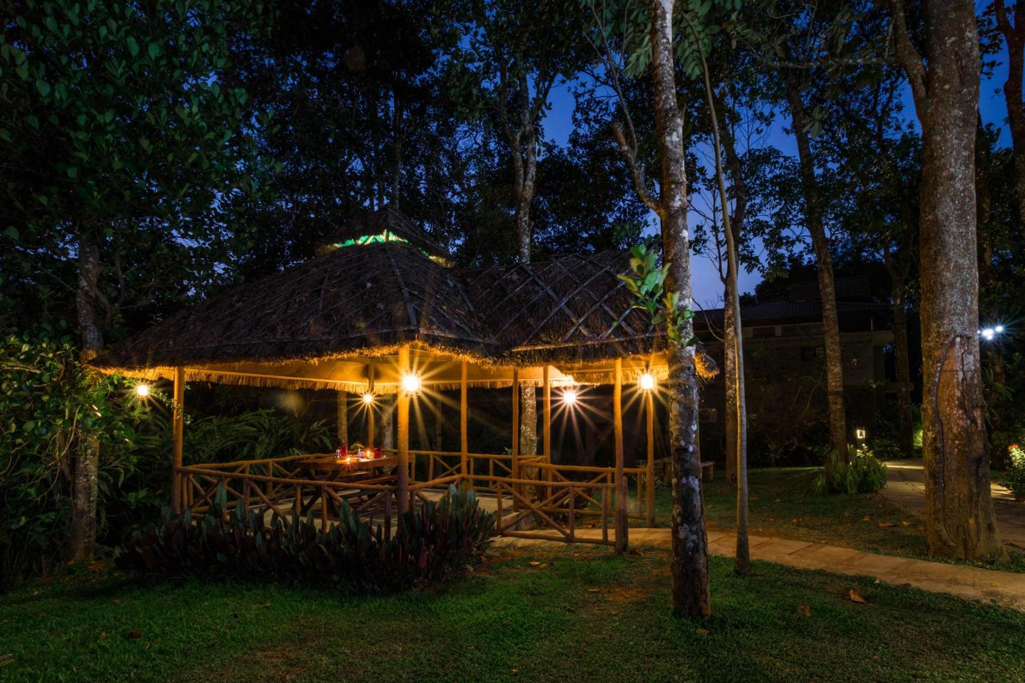 The Mountain Courtyard Thekkady Hotel Exterior photo