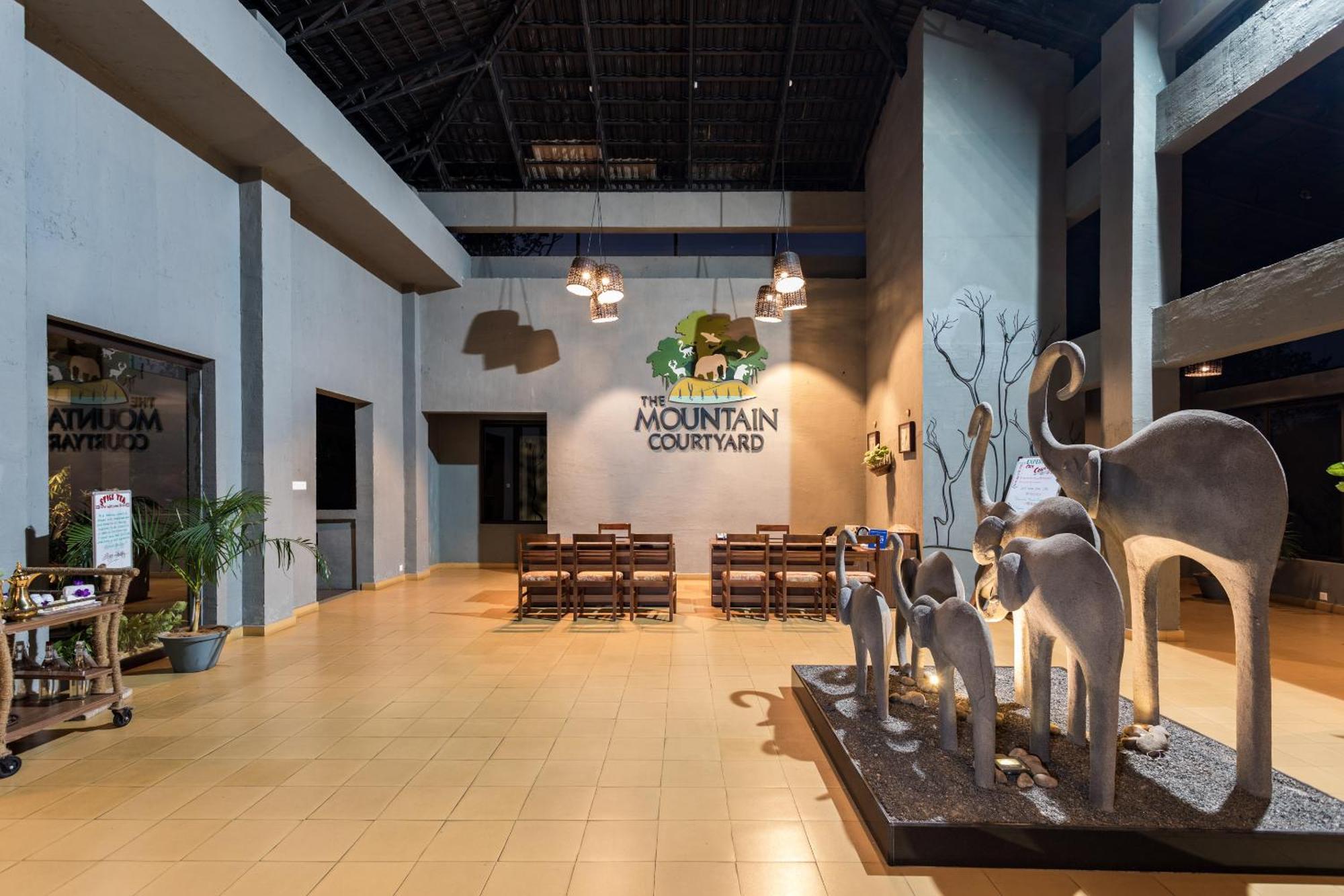 The Mountain Courtyard Thekkady Hotel Exterior photo