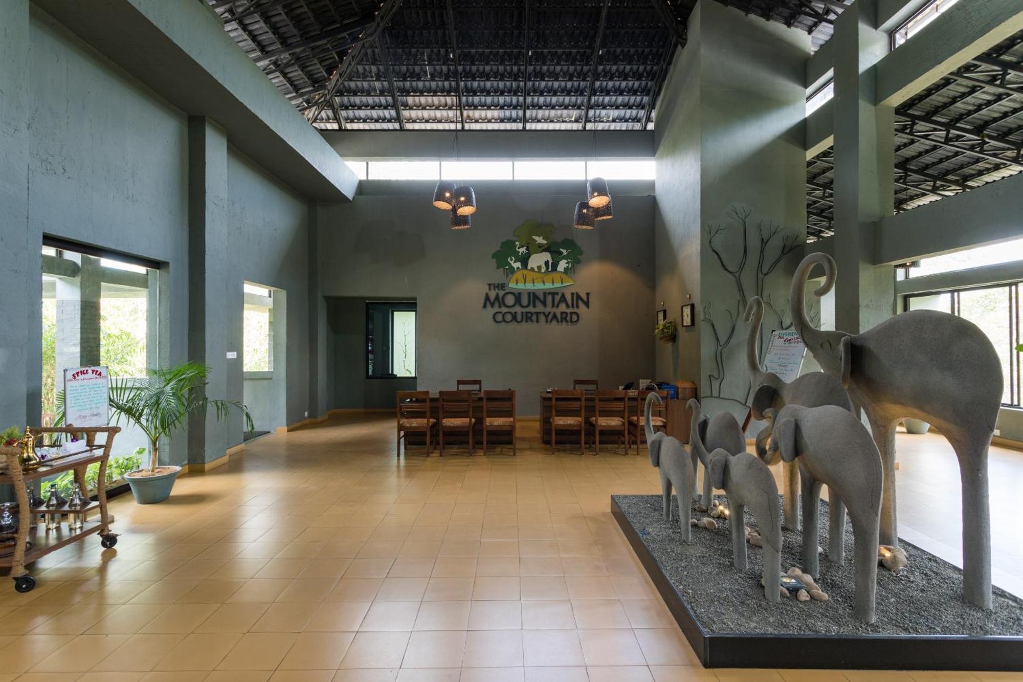The Mountain Courtyard Thekkady Hotel Exterior photo