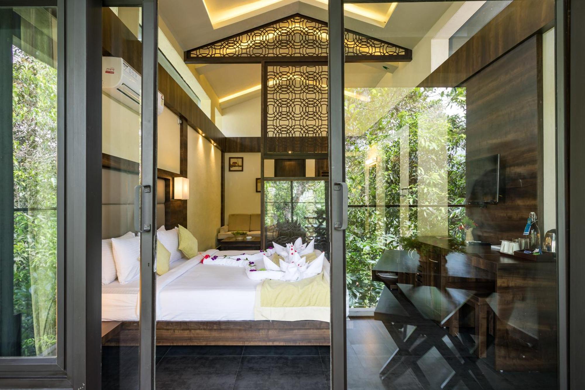 The Mountain Courtyard Thekkady Hotel Exterior photo