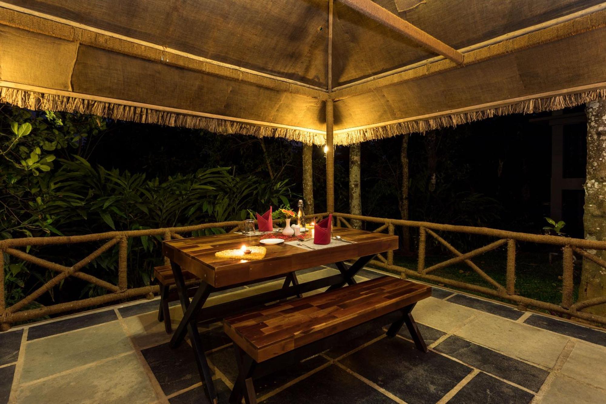 The Mountain Courtyard Thekkady Hotel Exterior photo