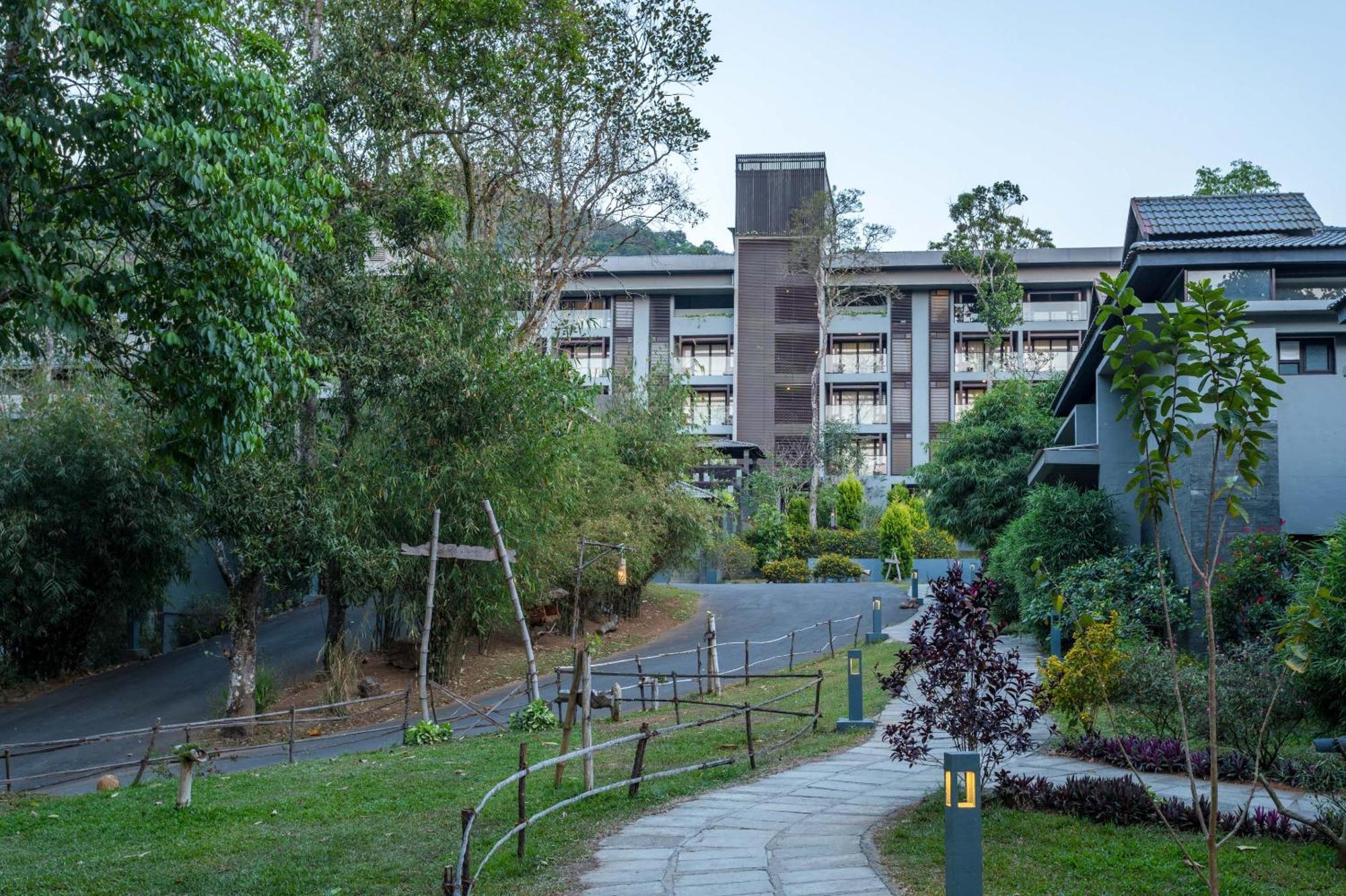 The Mountain Courtyard Thekkady Hotel Exterior photo