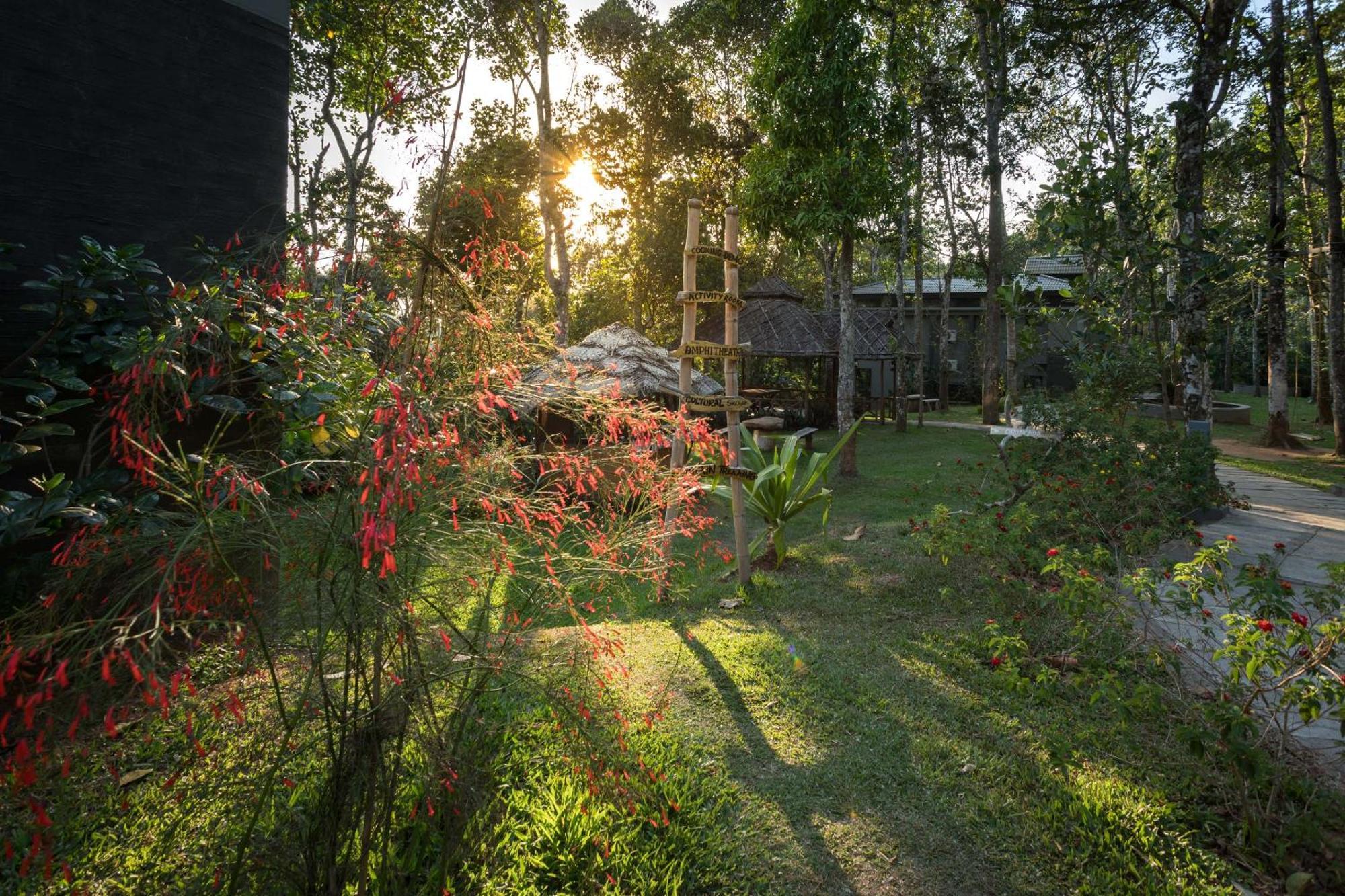 The Mountain Courtyard Thekkady Hotel Exterior photo