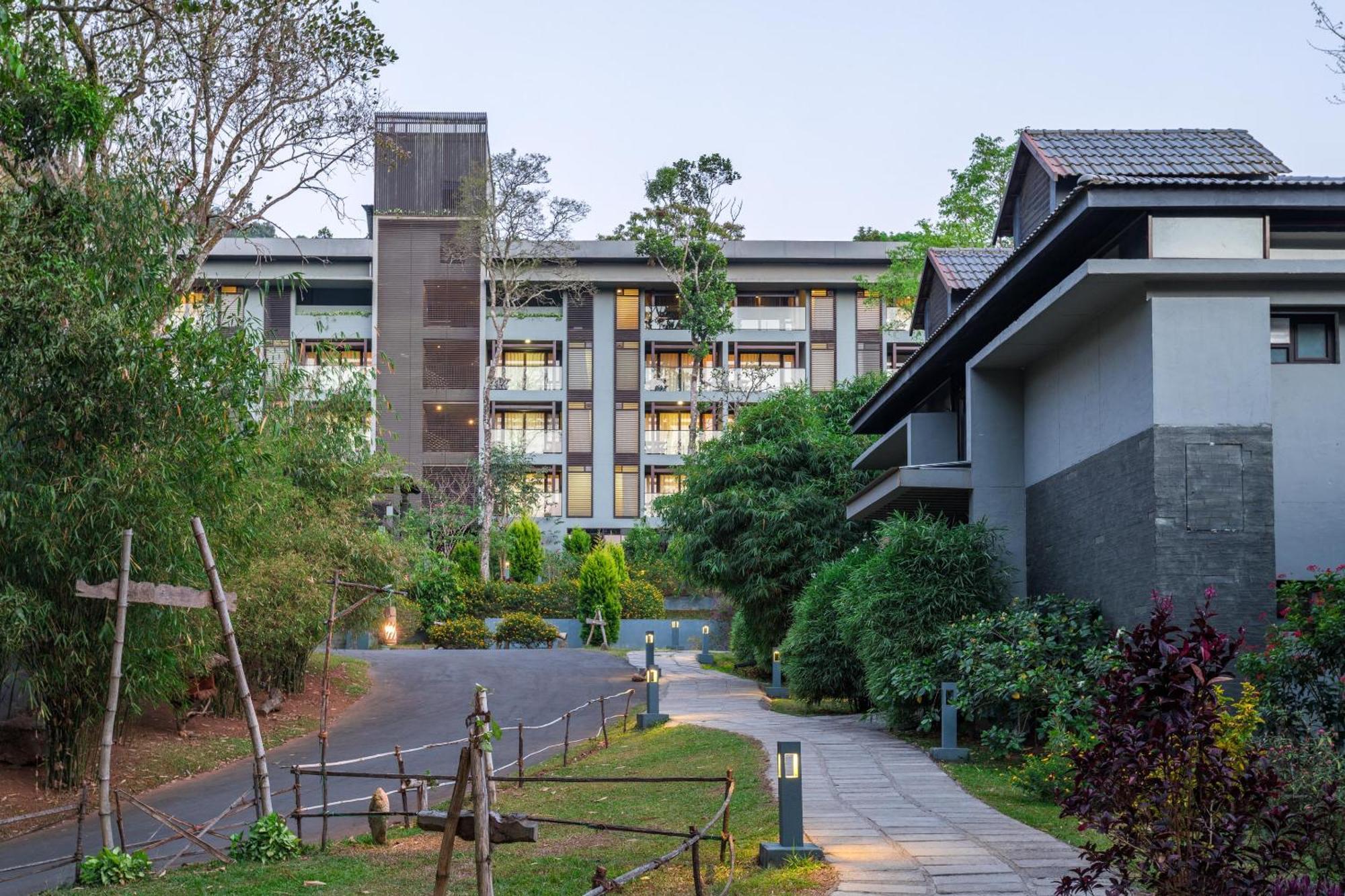 The Mountain Courtyard Thekkady Hotel Exterior photo