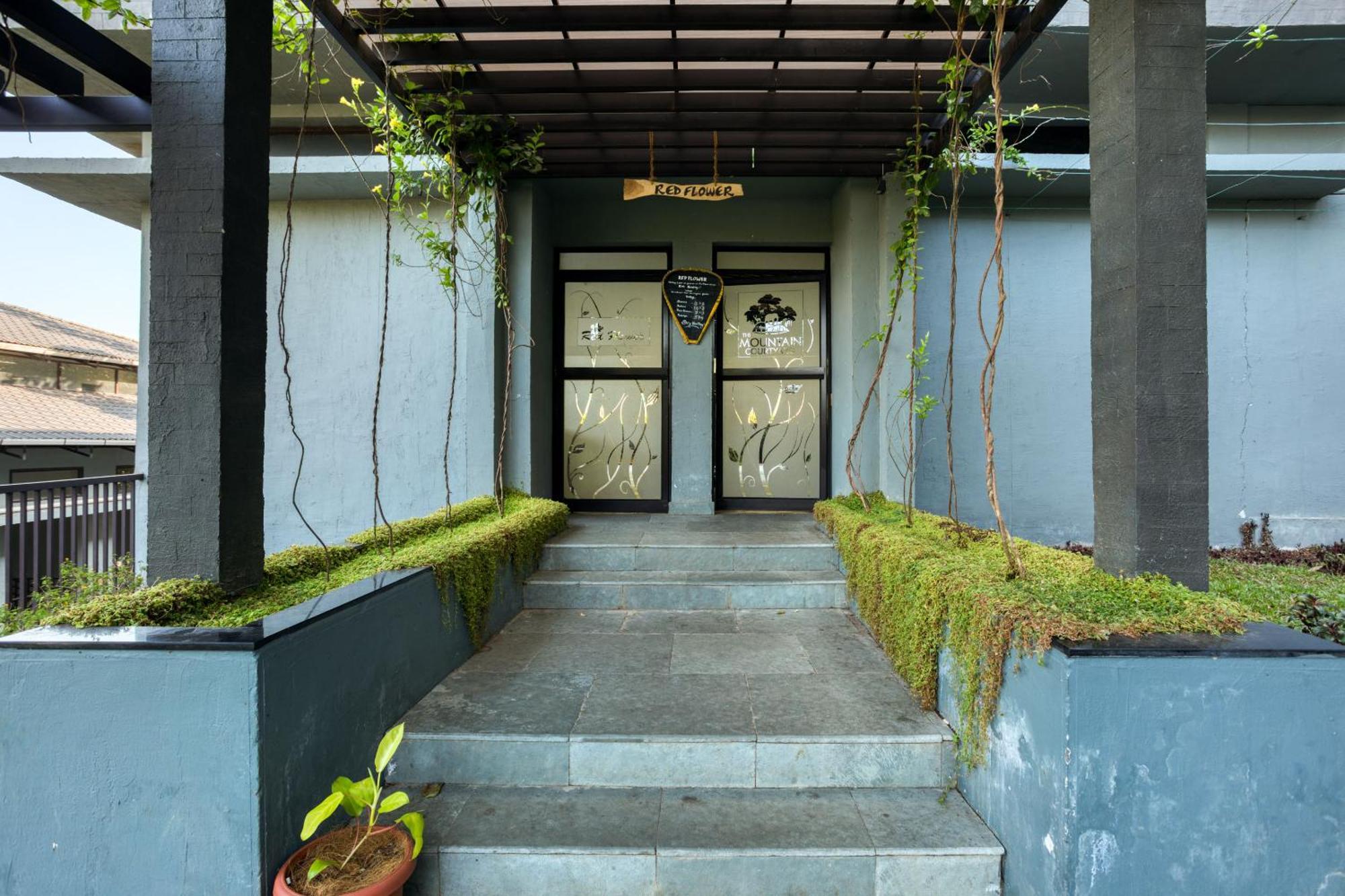 The Mountain Courtyard Thekkady Hotel Exterior photo