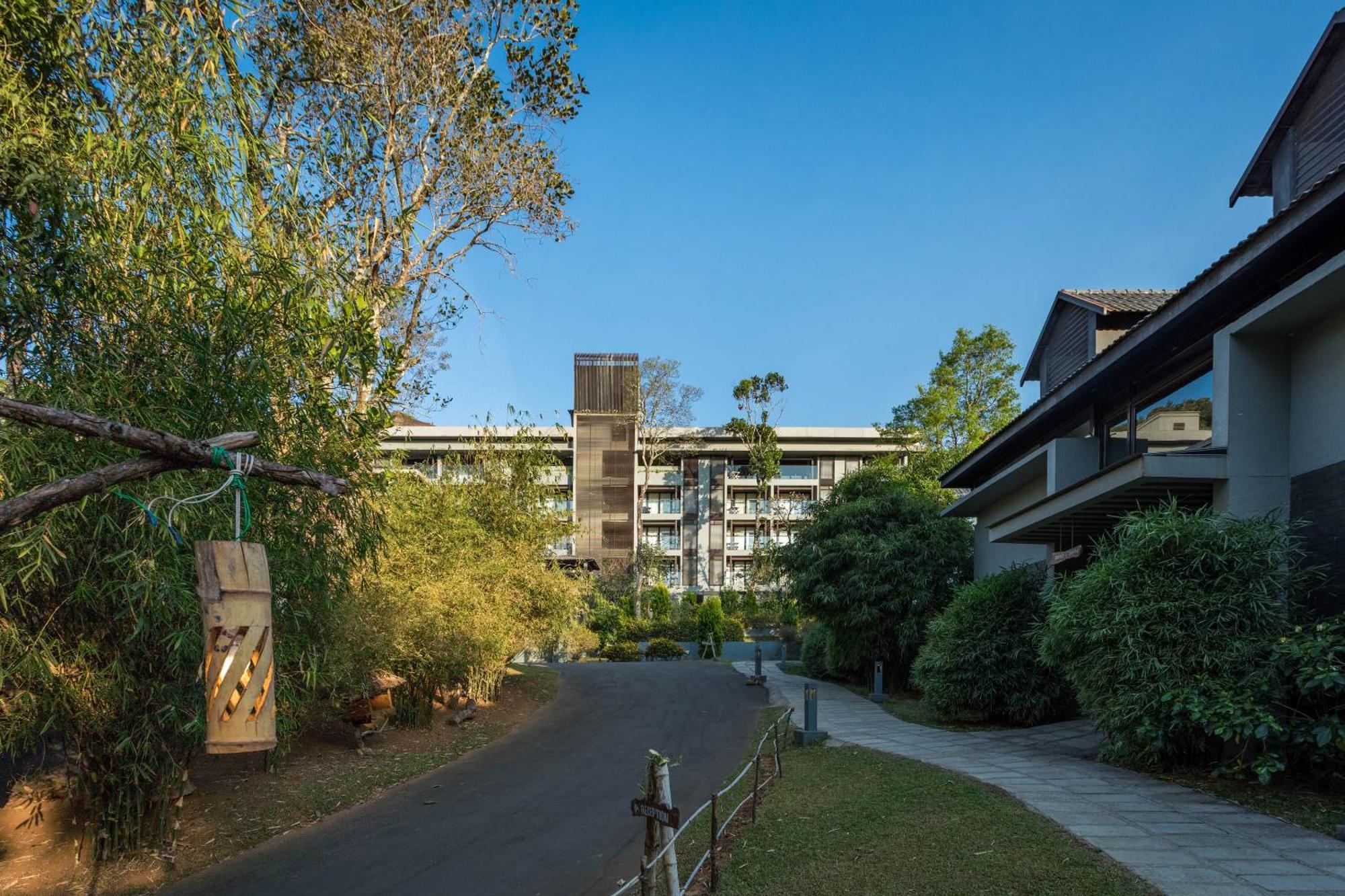 The Mountain Courtyard Thekkady Hotel Exterior photo