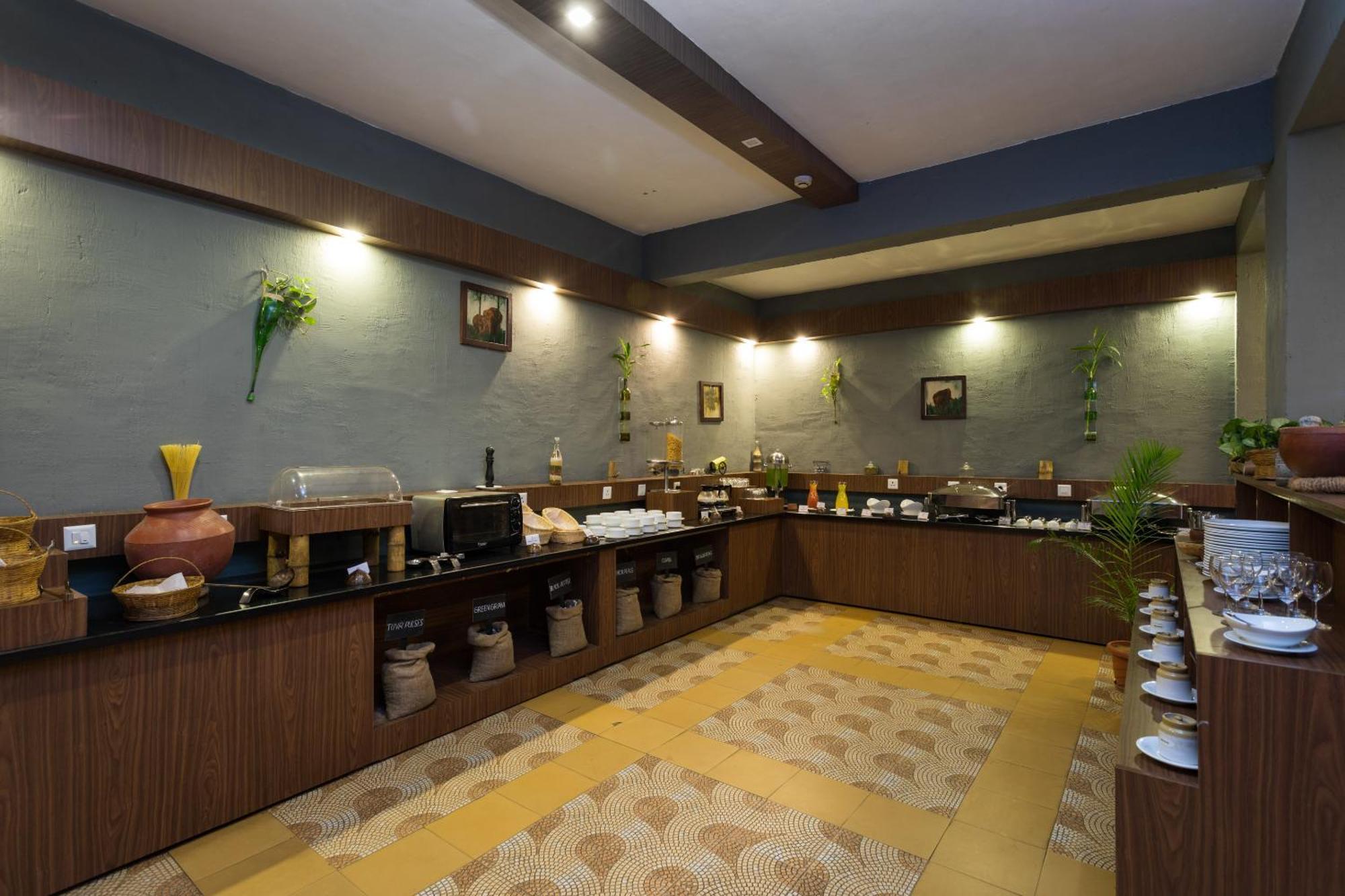 The Mountain Courtyard Thekkady Hotel Exterior photo