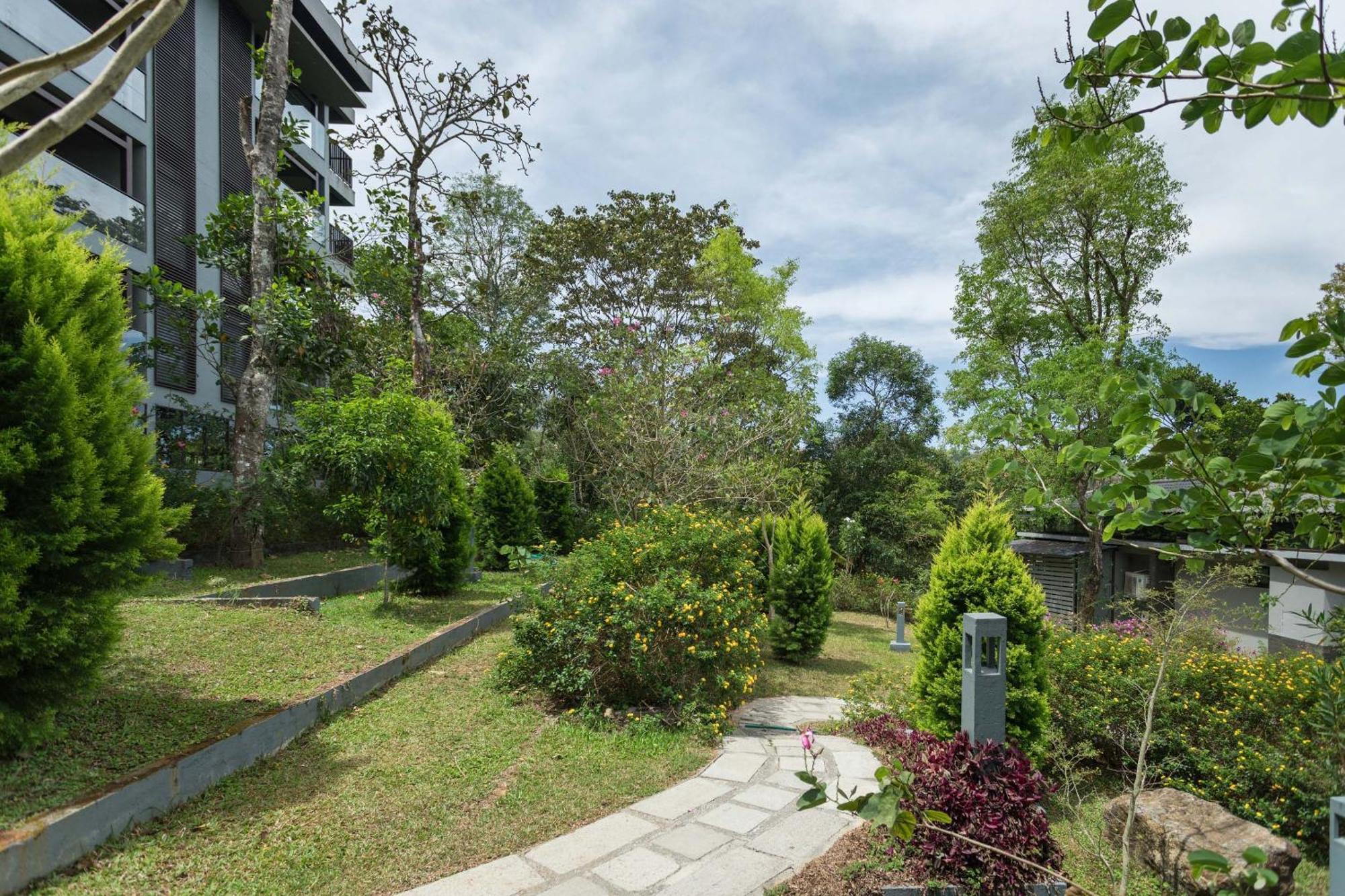 The Mountain Courtyard Thekkady Hotel Exterior photo