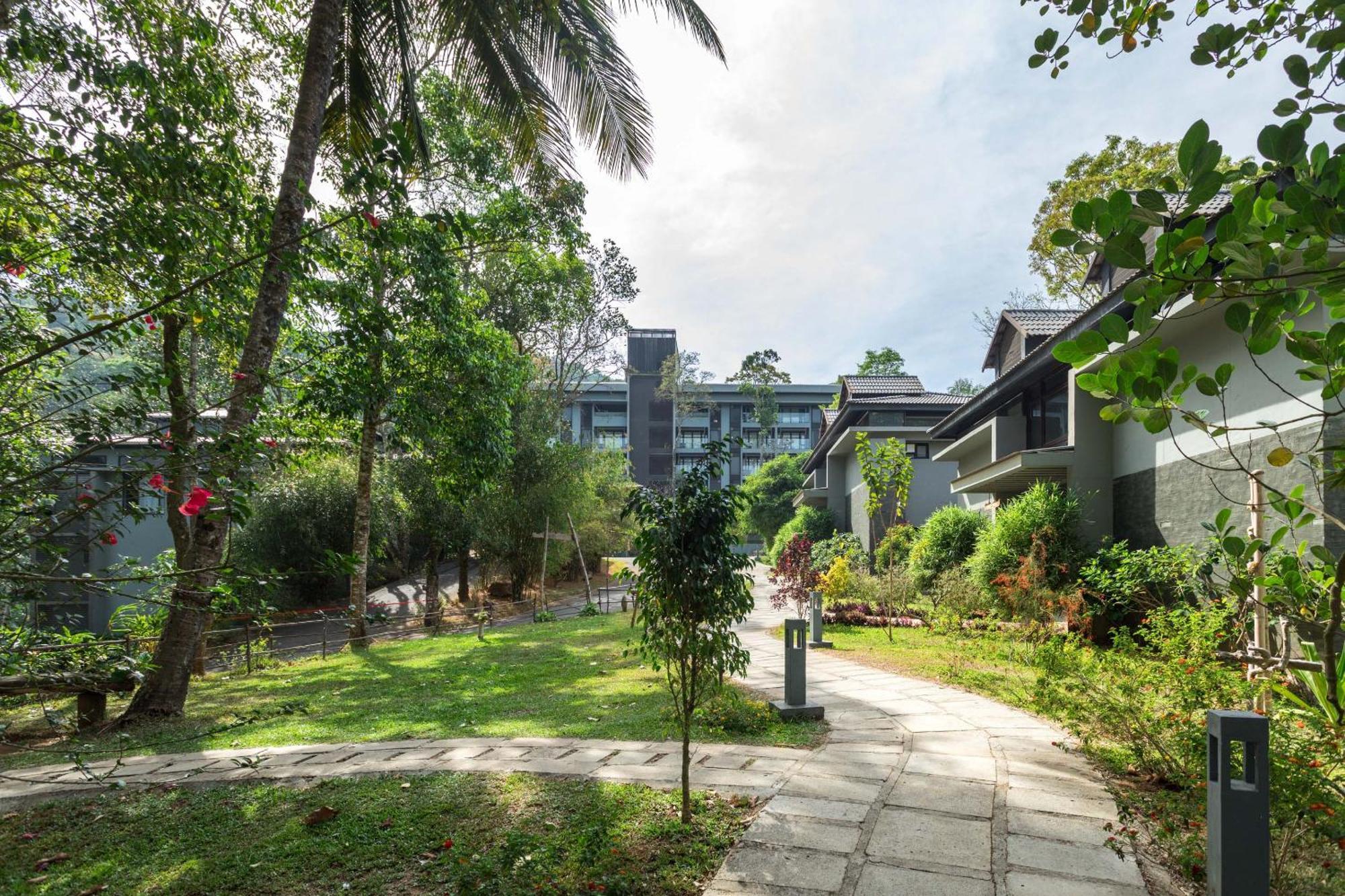 The Mountain Courtyard Thekkady Hotel Exterior photo