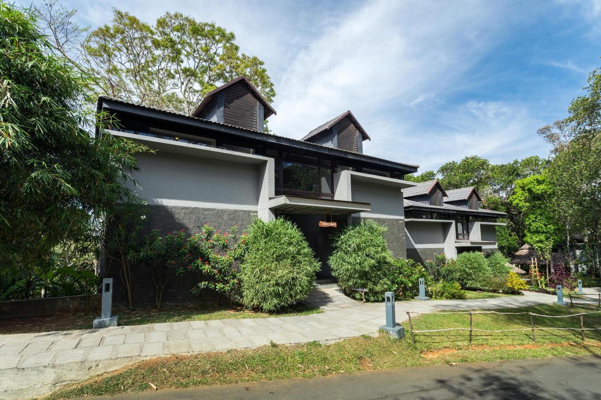The Mountain Courtyard Thekkady Hotel Exterior photo