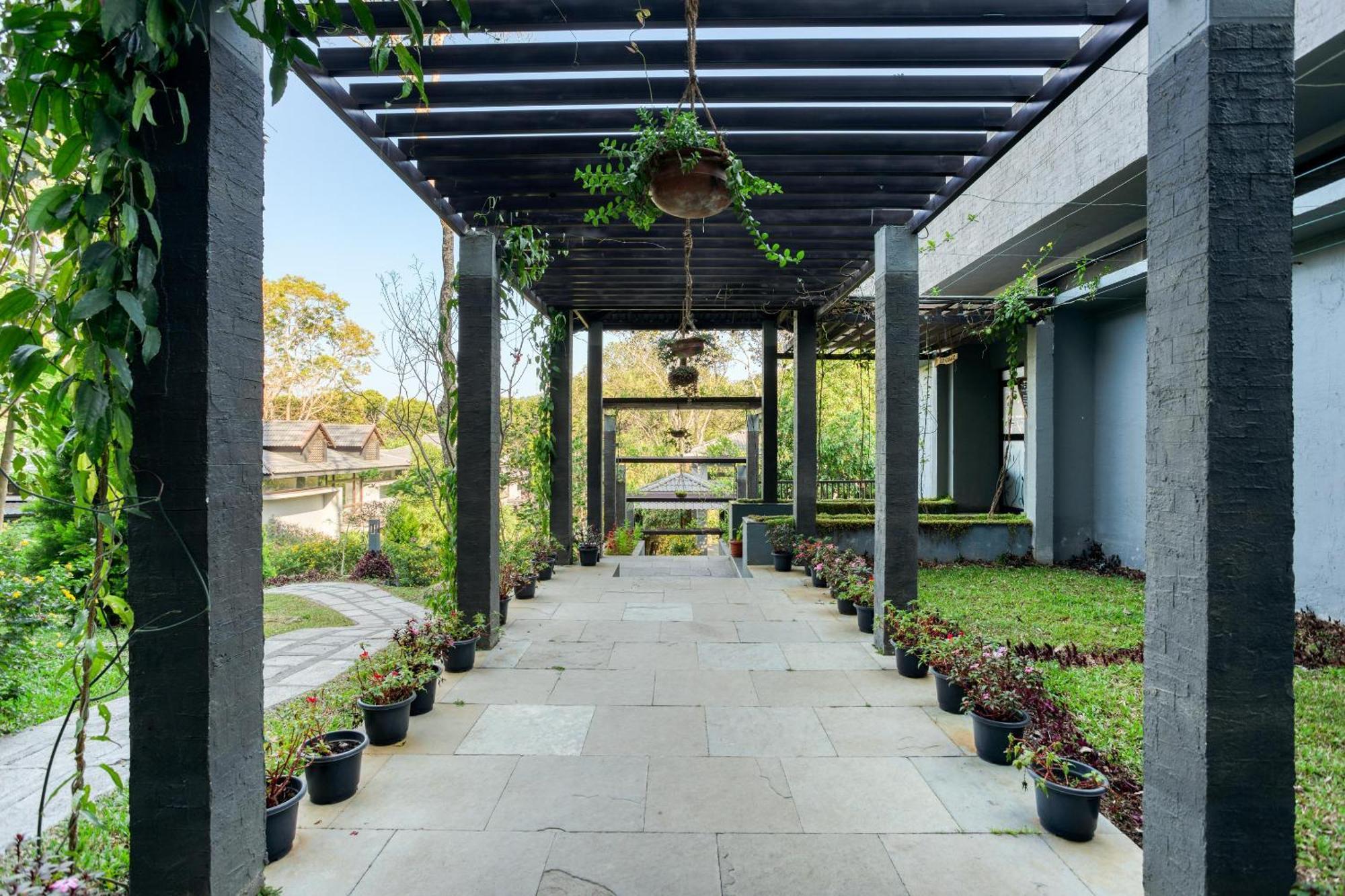 The Mountain Courtyard Thekkady Hotel Exterior photo