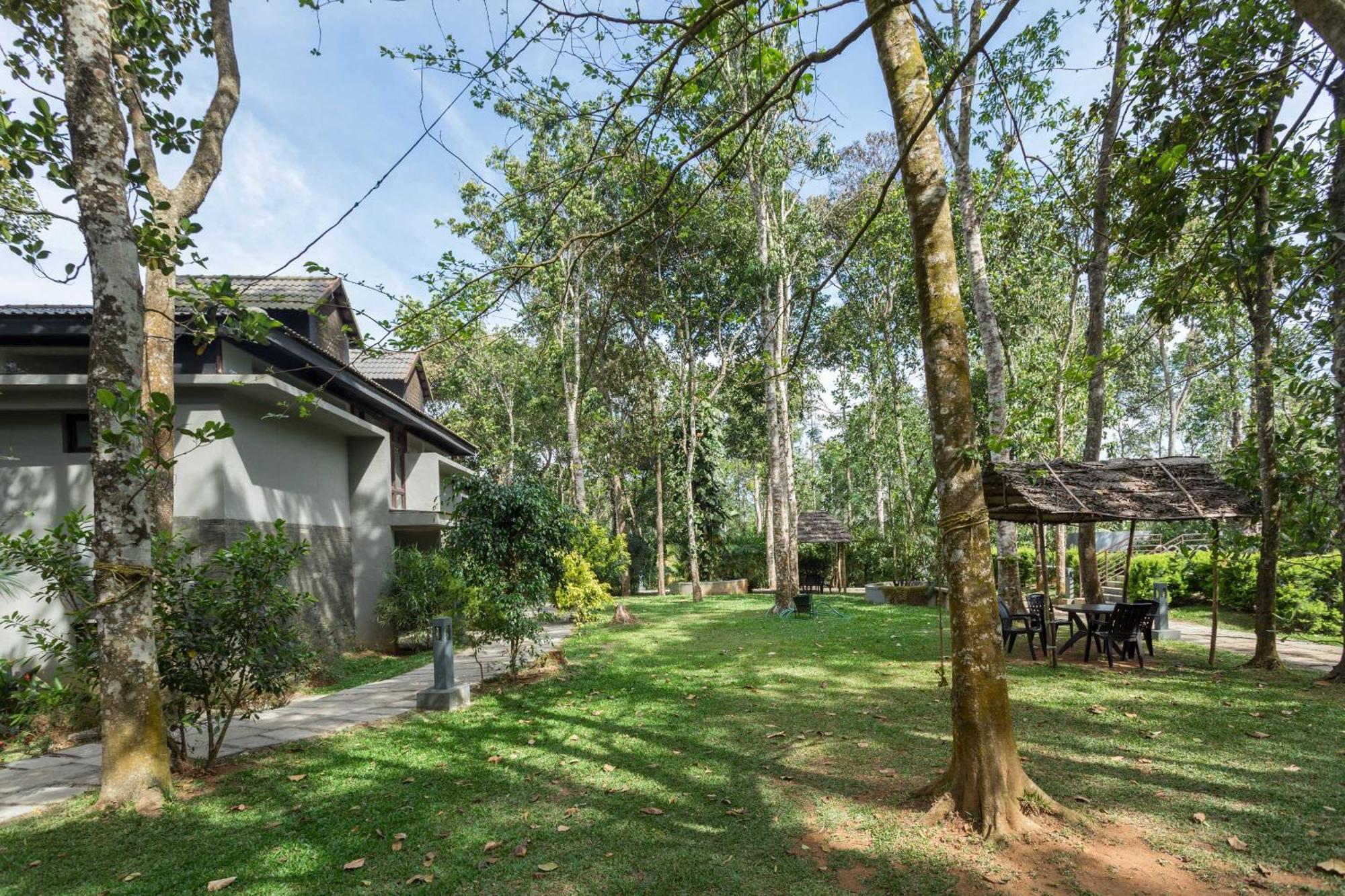 The Mountain Courtyard Thekkady Hotel Exterior photo
