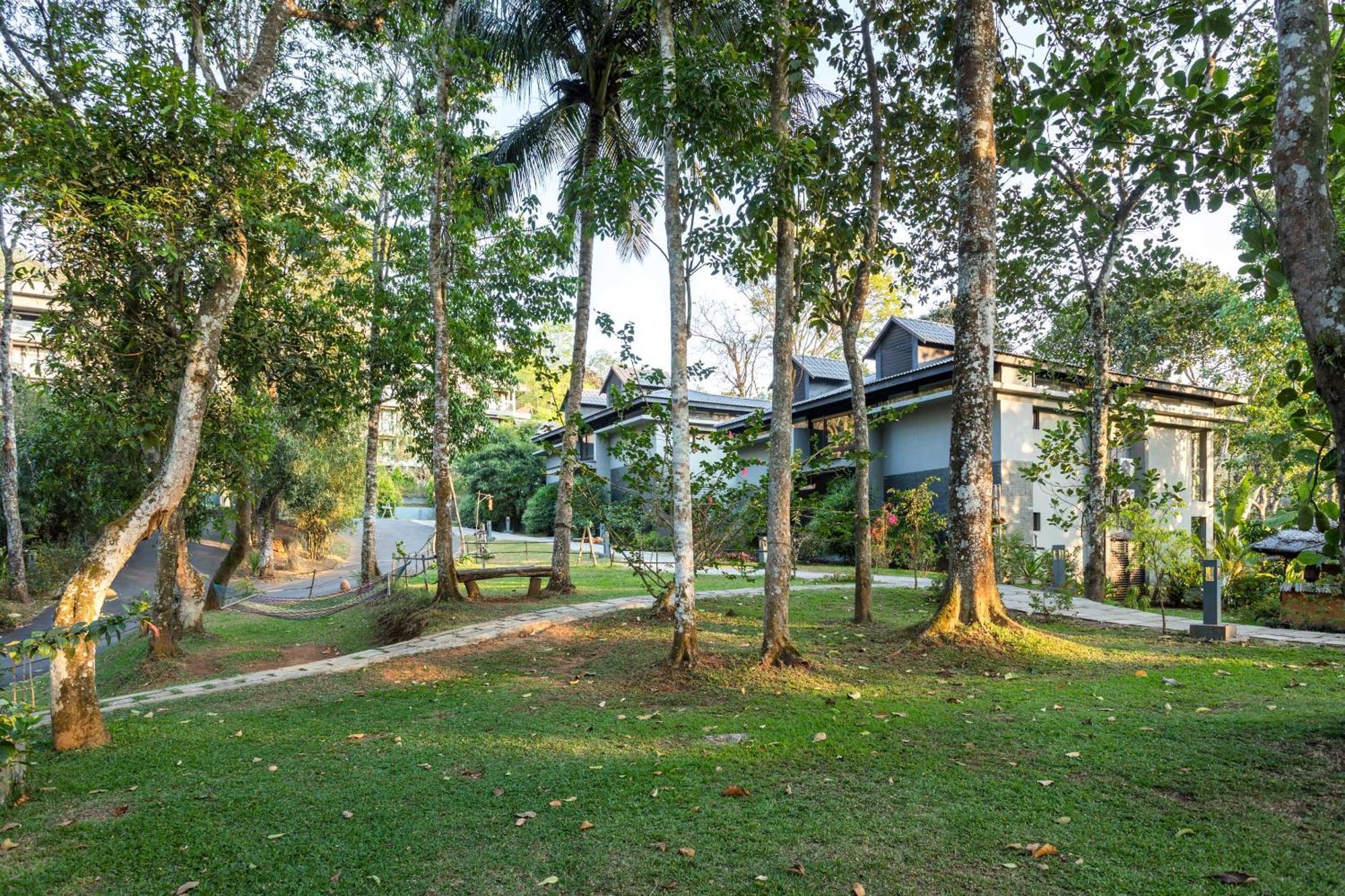 The Mountain Courtyard Thekkady Hotel Exterior photo