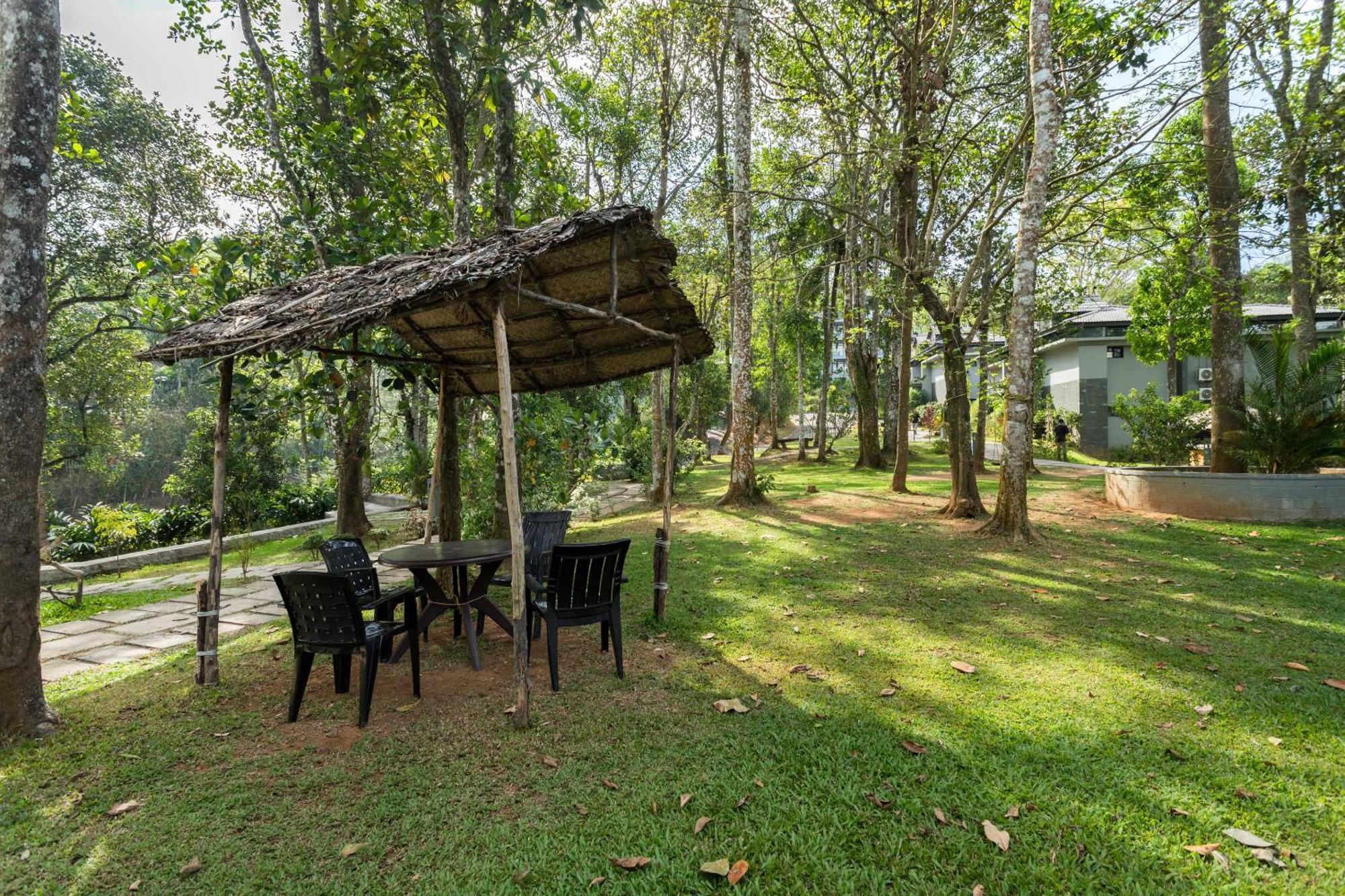 The Mountain Courtyard Thekkady Hotel Exterior photo