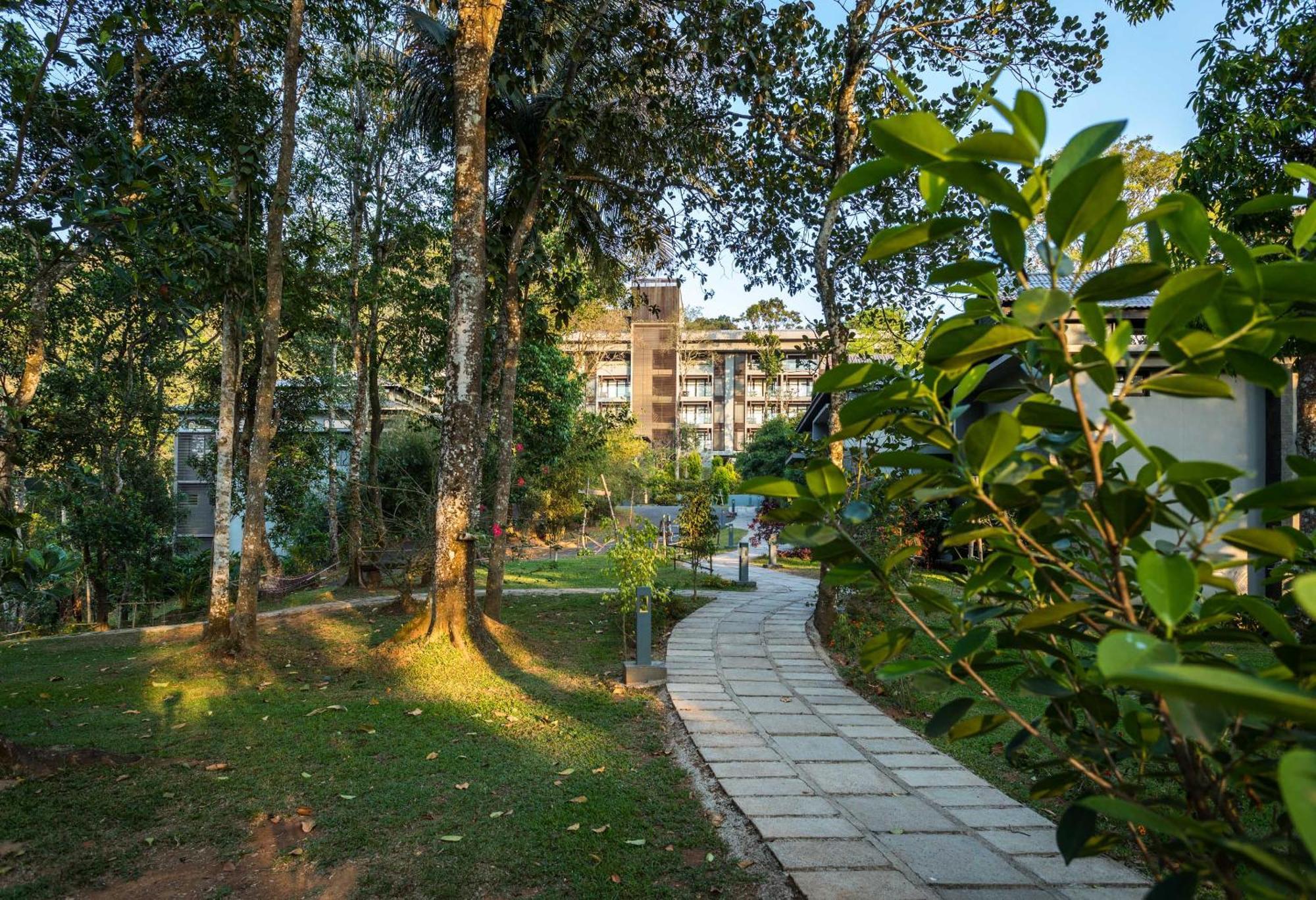 The Mountain Courtyard Thekkady Hotel Exterior photo