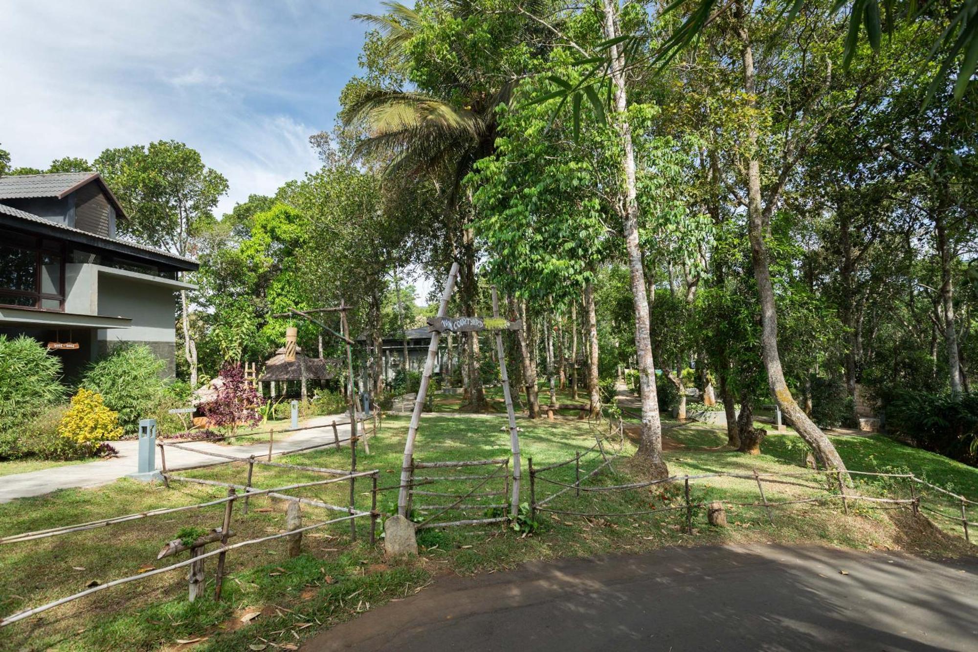 The Mountain Courtyard Thekkady Hotel Exterior photo