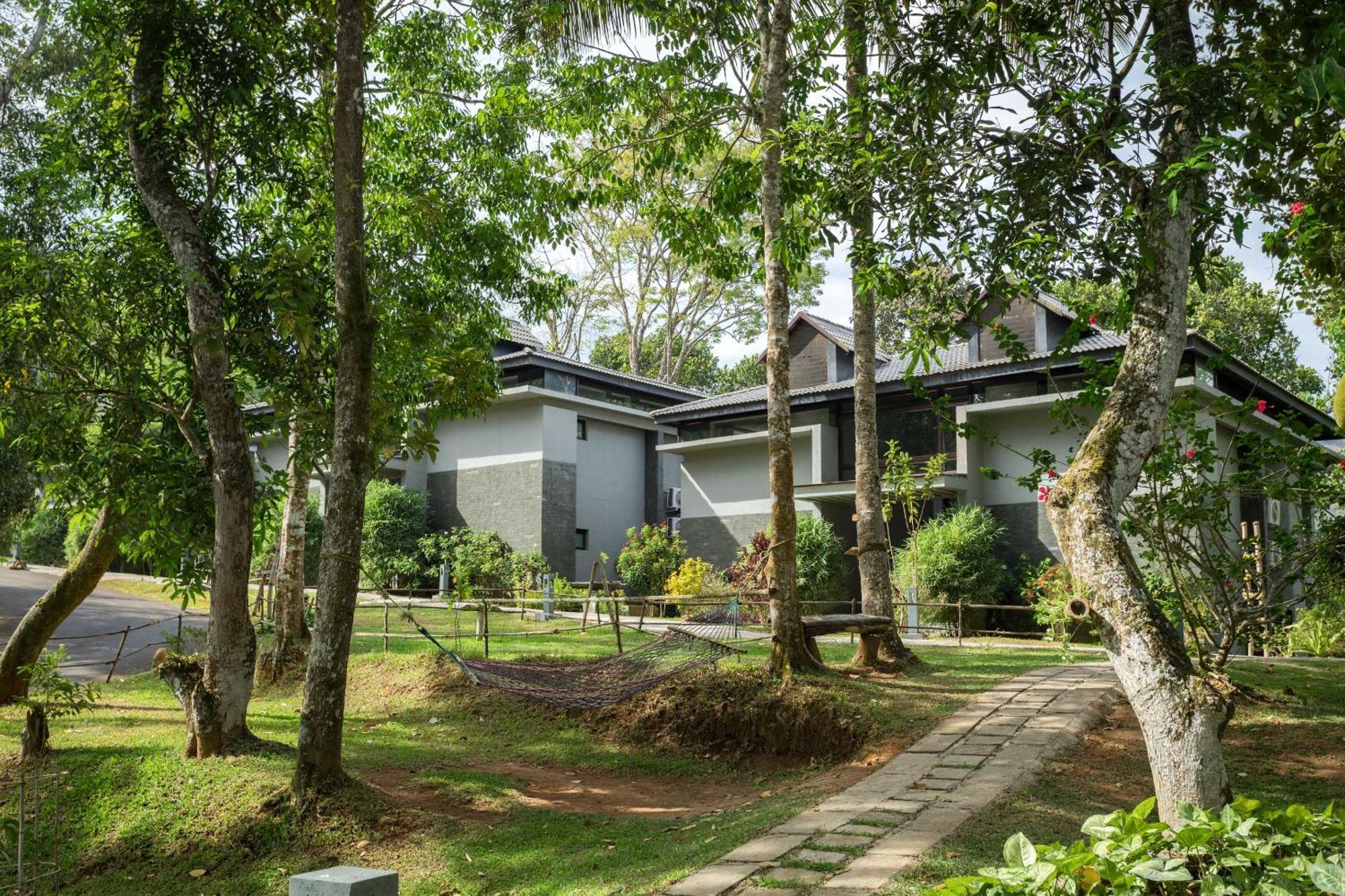 The Mountain Courtyard Thekkady Hotel Exterior photo