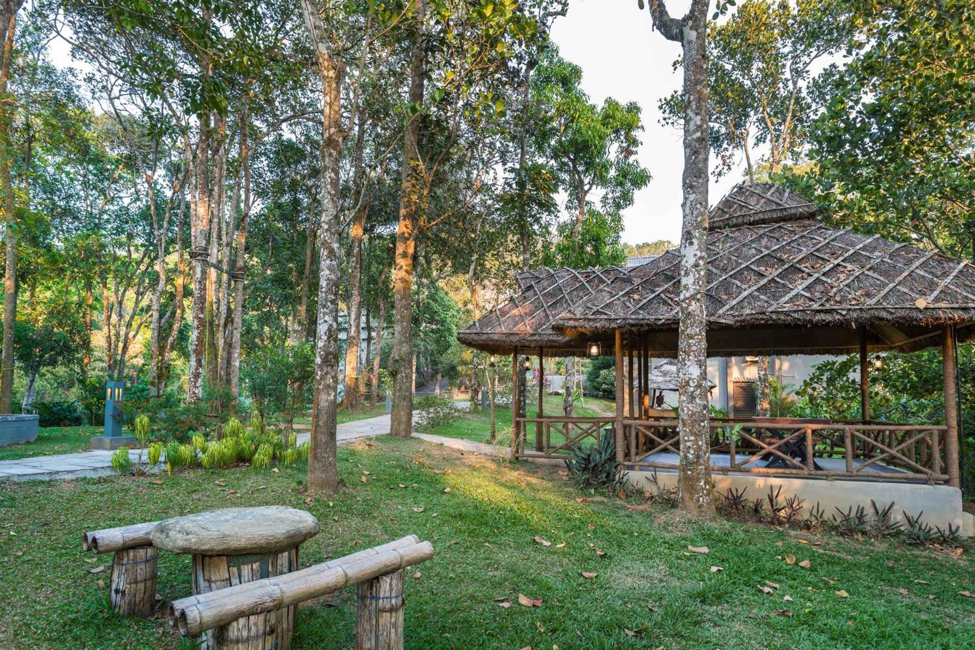 The Mountain Courtyard Thekkady Hotel Exterior photo