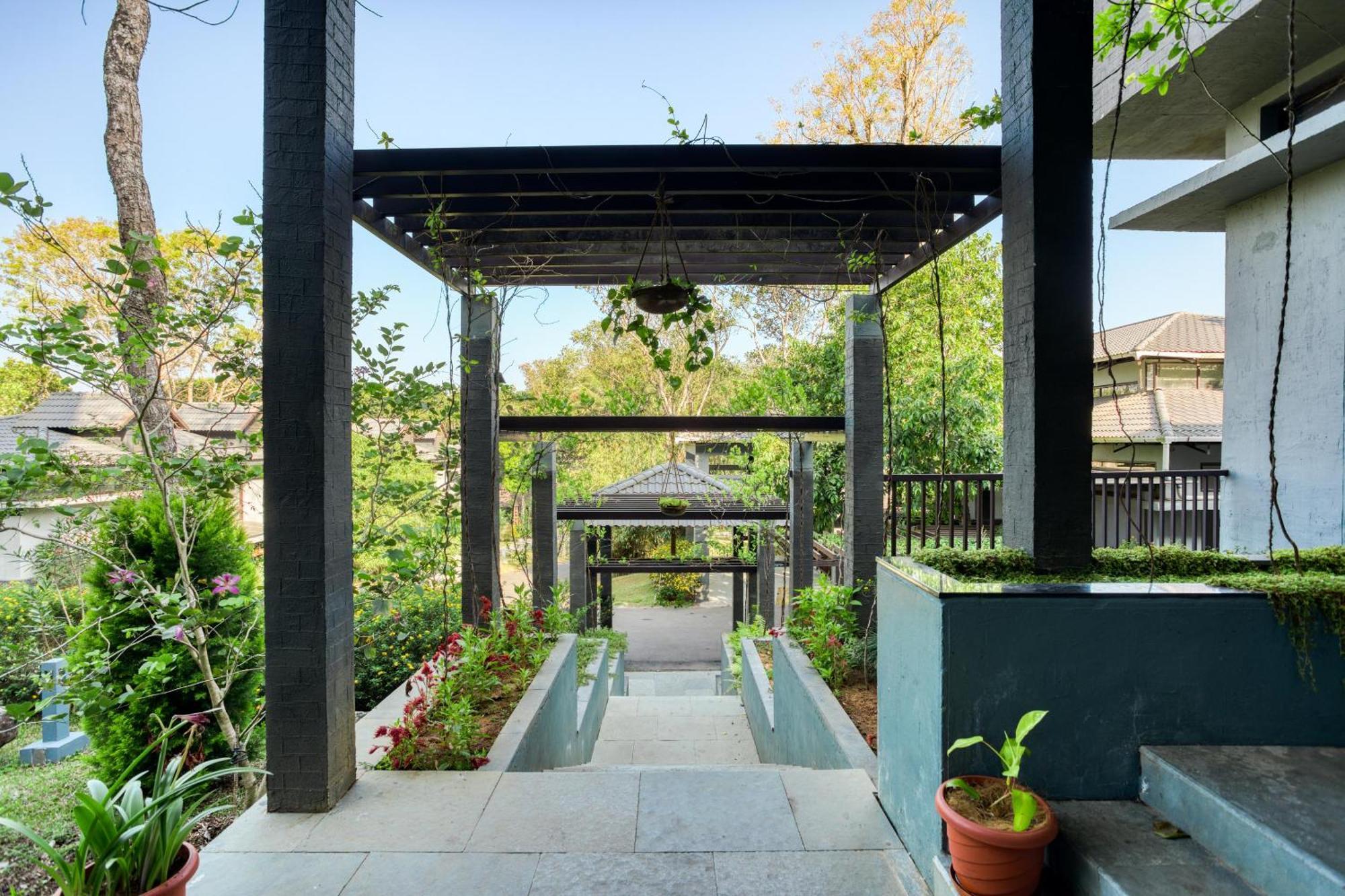 The Mountain Courtyard Thekkady Hotel Exterior photo