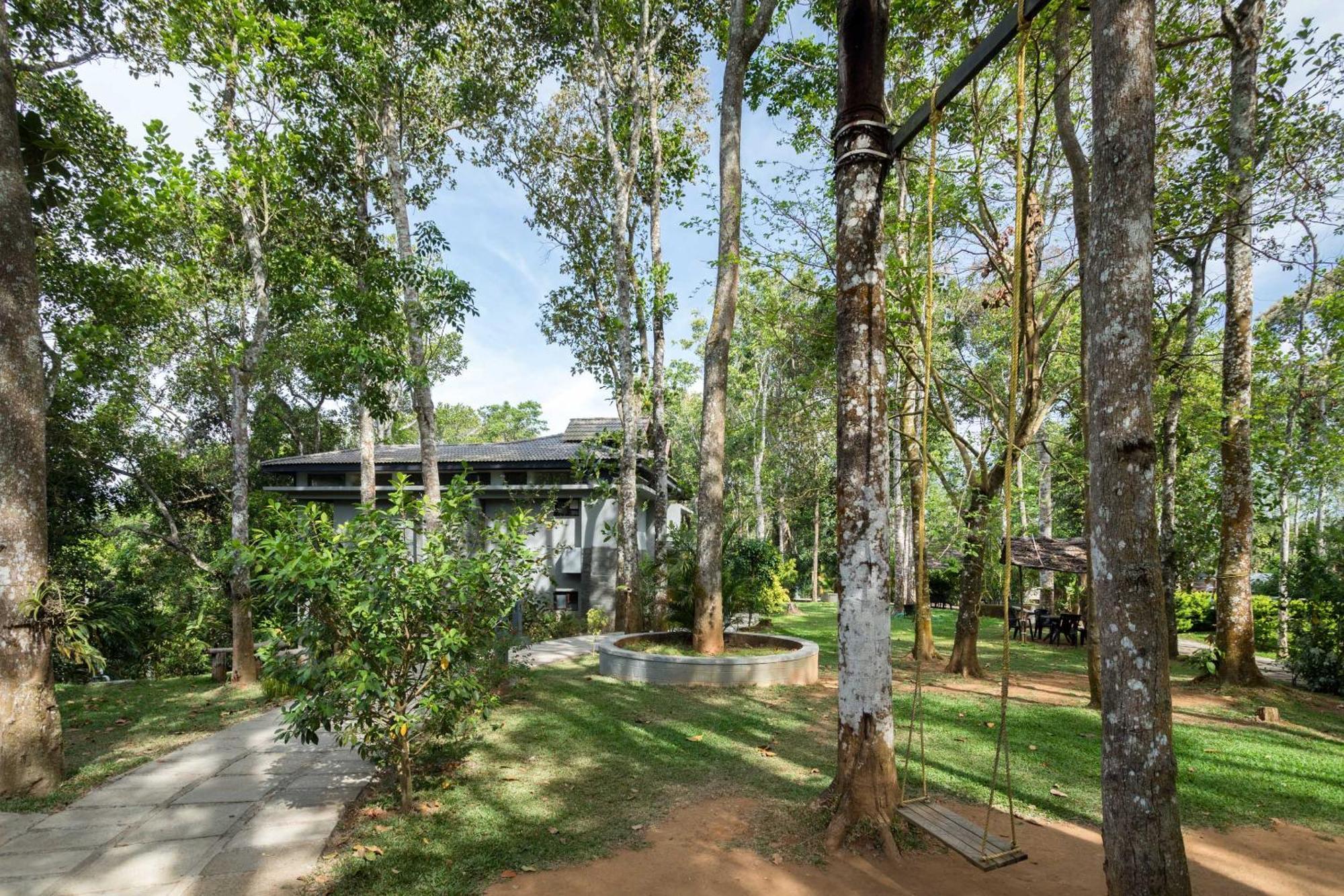The Mountain Courtyard Thekkady Hotel Exterior photo